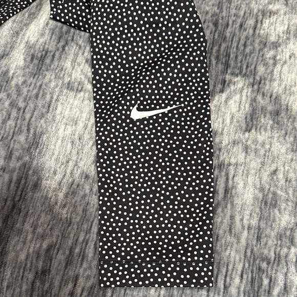 Nike Women’s Black and White Dotted Leggings. Fleece lined for running. EUC - Picture 3 of 12
